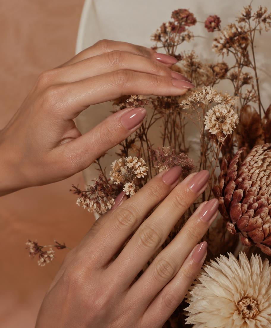 Manicura rosa empolvado